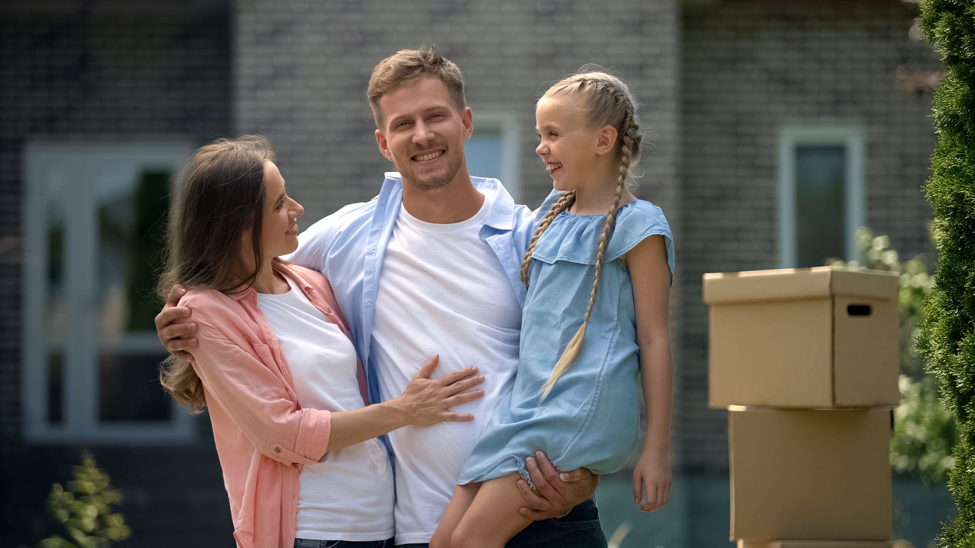 Une image de famille illustrant les héritiers pouvant recevoir des parts dans une SCI, tels que les enfants et le conjoint survivant.