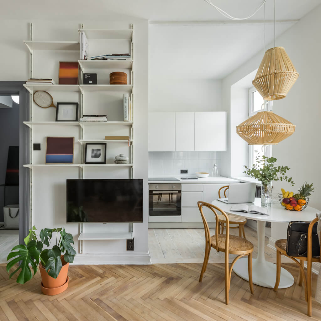 Un intérieur moderne avec cuisine ouverte, coin repas et parquet élégant. Un cadre parfait pour l’investissement locatif Hérouville-Saint-Clair.