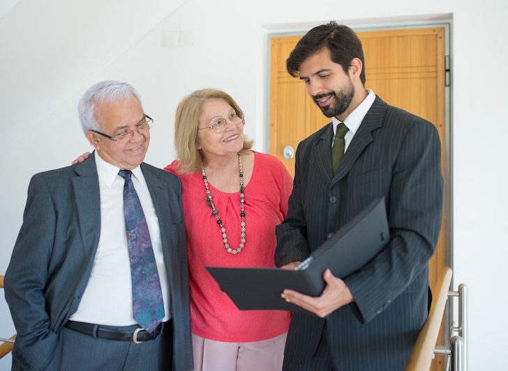 Photo d'un gestionnaire de bien et d'un couple de proprios