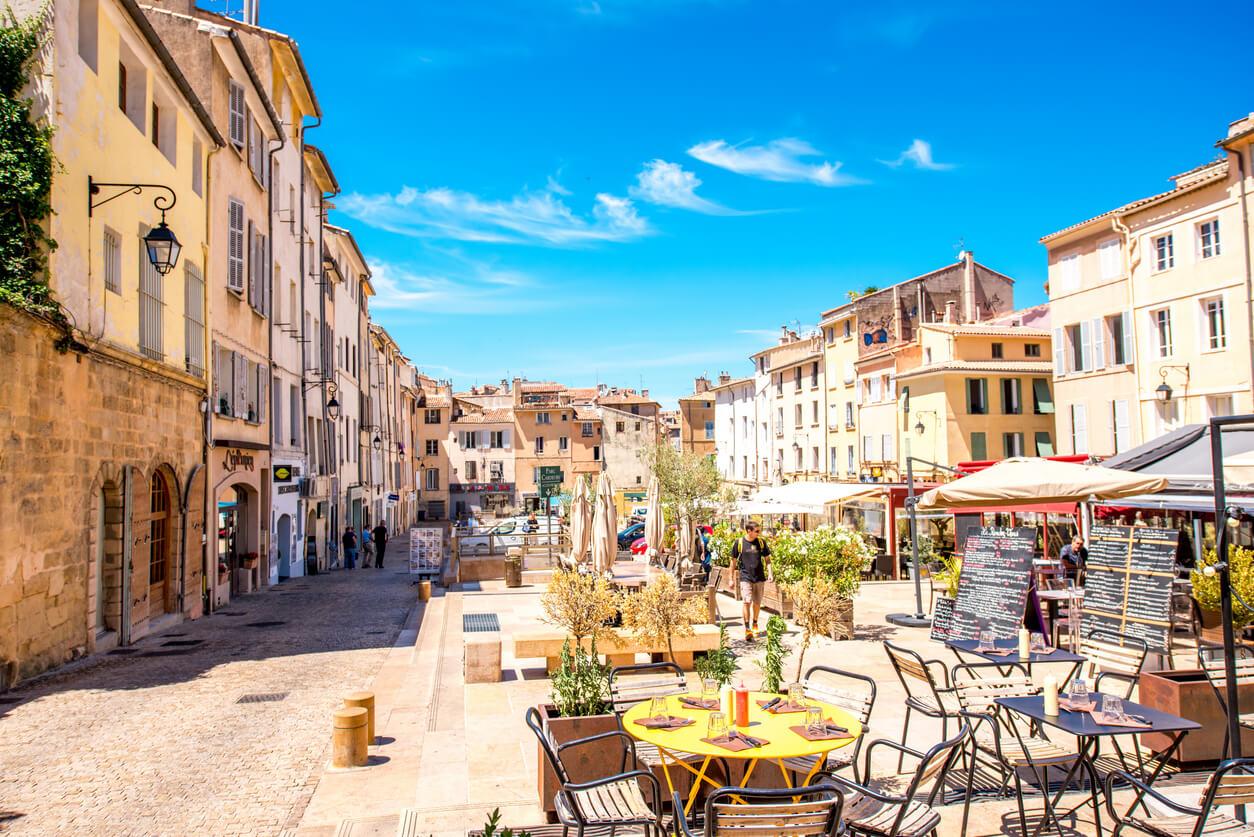 Immeubles sur une place du centre-ville d'Aix-en-Provence