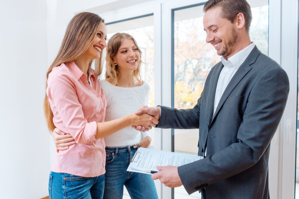 Image d'un expert en SCI commerciale expliquant les avantages d'une société civile immobilière commerciale à deux femmes, illustrant les bénéfices fiscaux et de gestion.