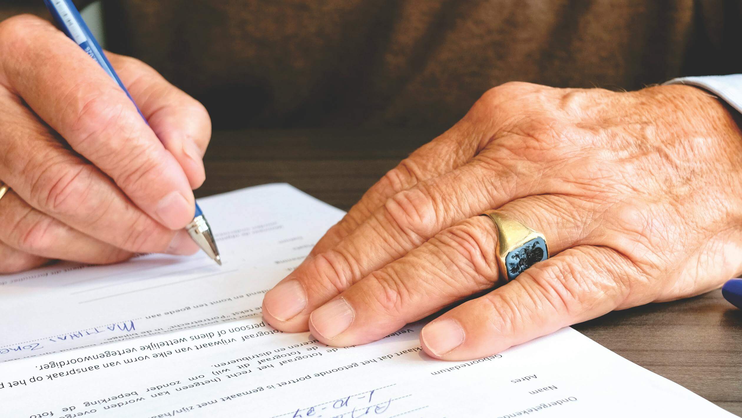 mains avec une bague signant le bail commercial d'une lmnp ehpad