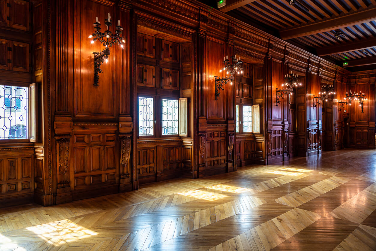 Un intérieur élégant aux boiseries anciennes, parfait pour un investissement locatif Châtellerault alliant charme historique et potentiel immobilier exceptionnel.