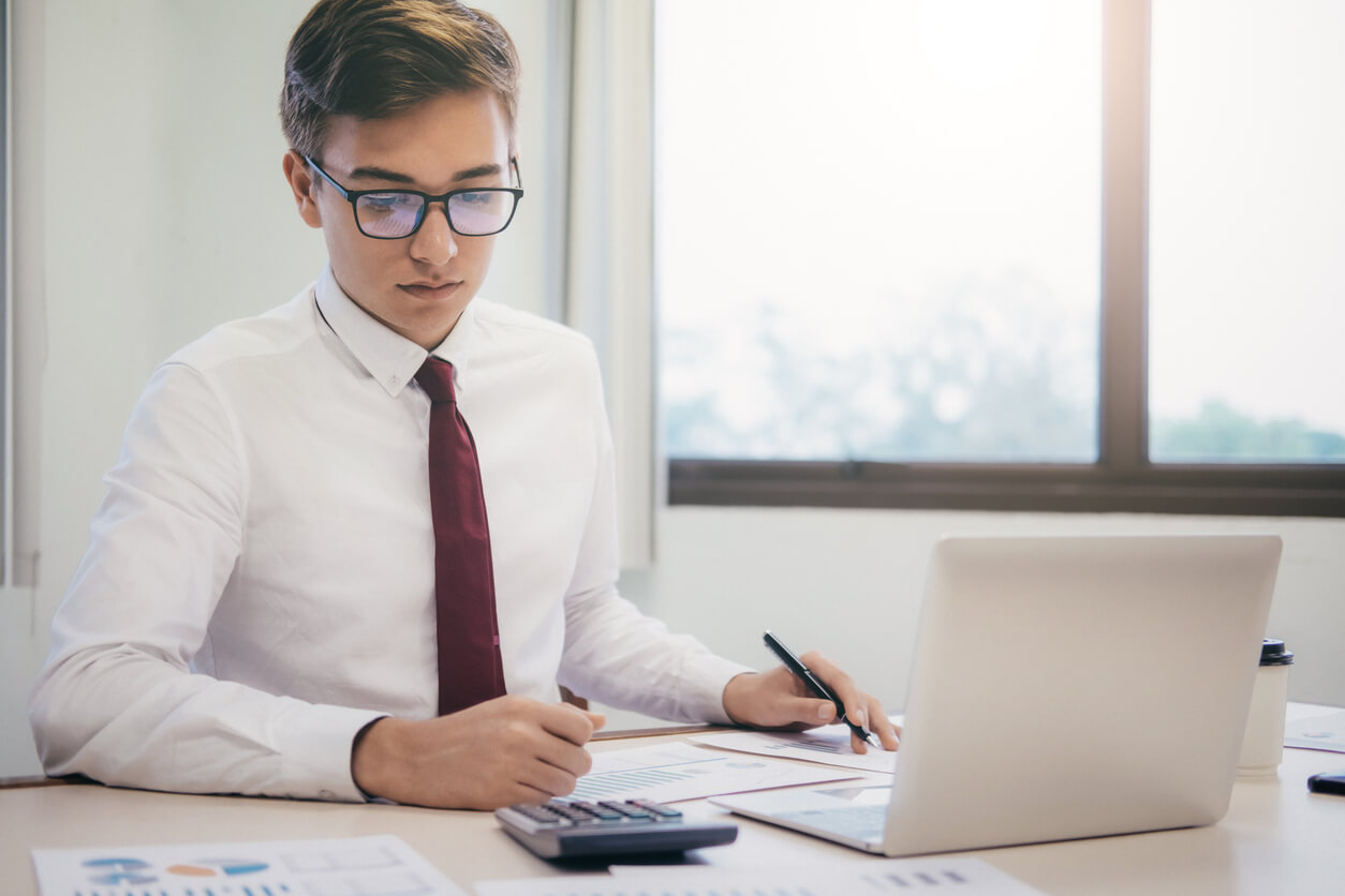 Un expert financier examine les frais liés au dépôt du capital social pour une SCI, illustrant les étapes essentielles et les coûts associés à cette formalité.