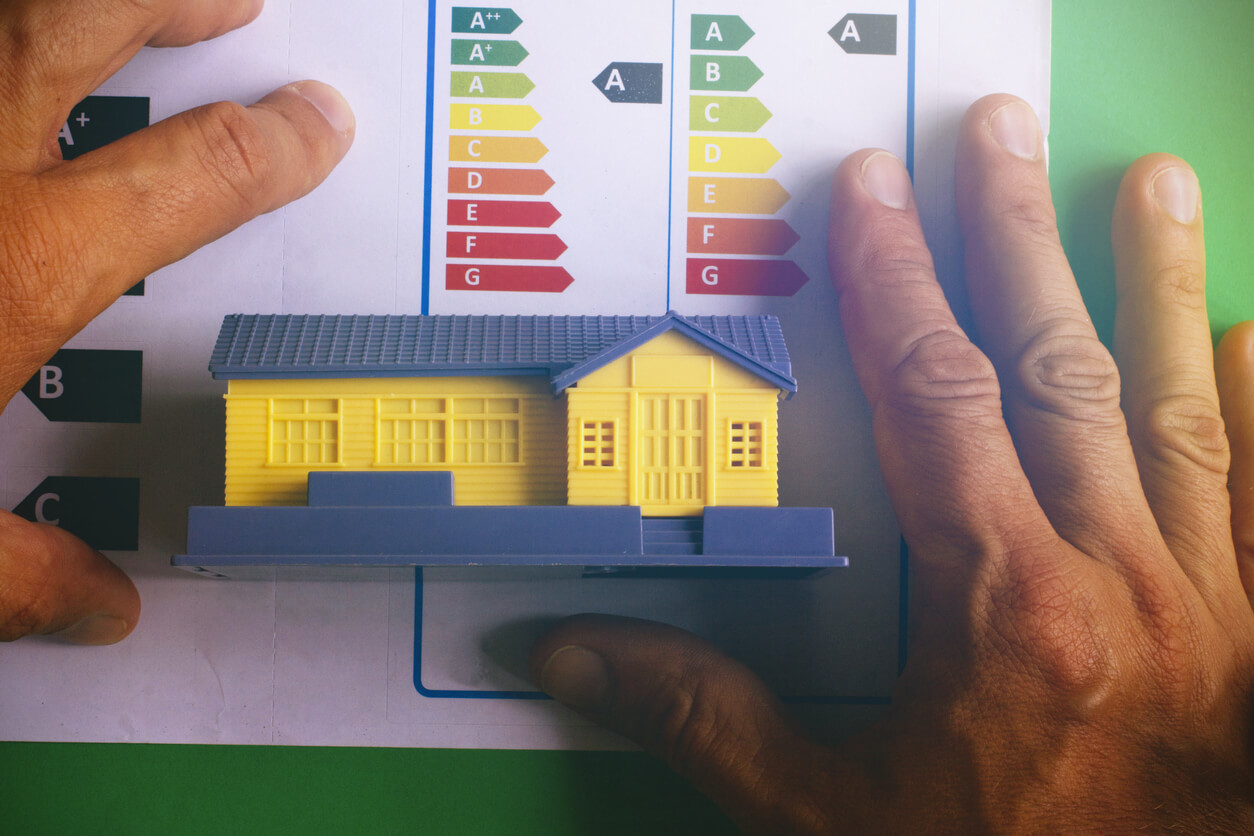 Le propriétaire analyse le gain de classe énergétique dont il peut bénéficier grâce à un DPE location.