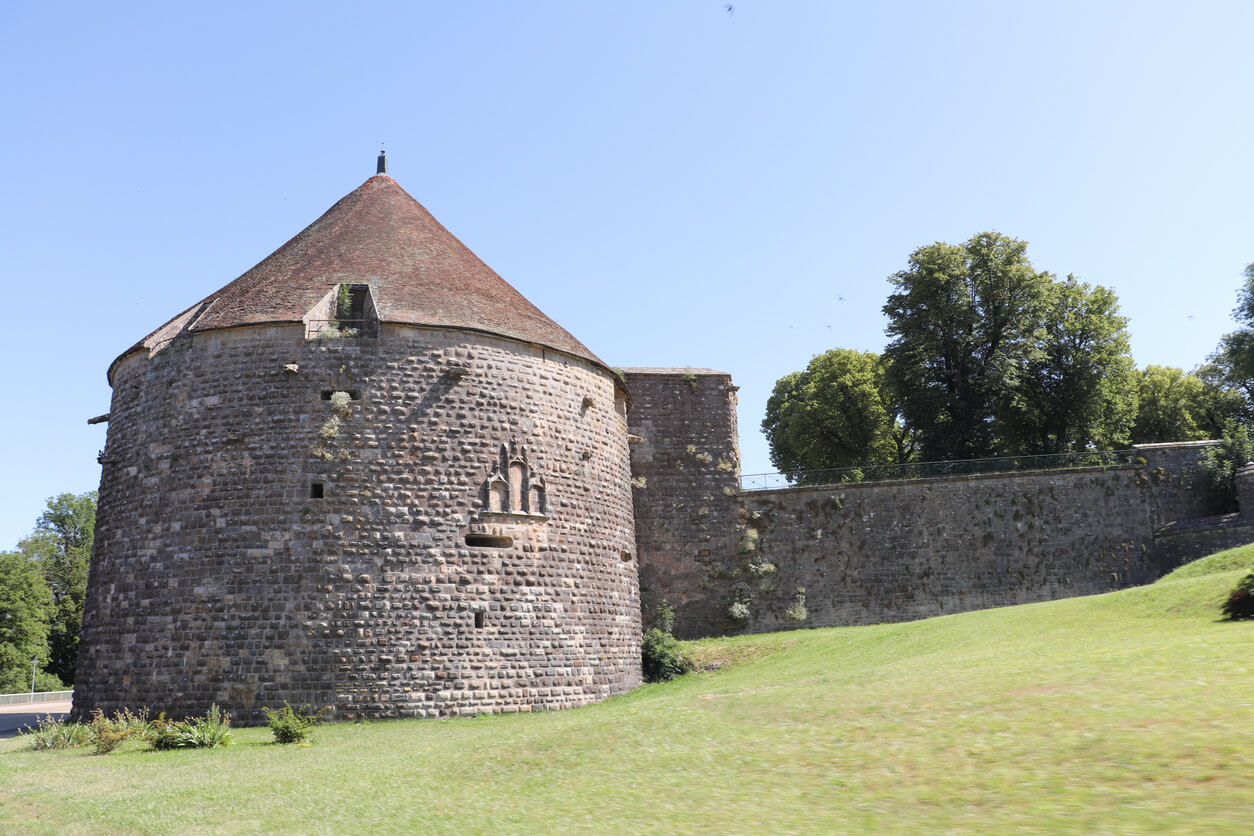 Les fortifications historiques de Langres, un atout culturel et touristique, renforcent l'attrait pour l'investissement locatif Langres dans un cadre patrimonial unique