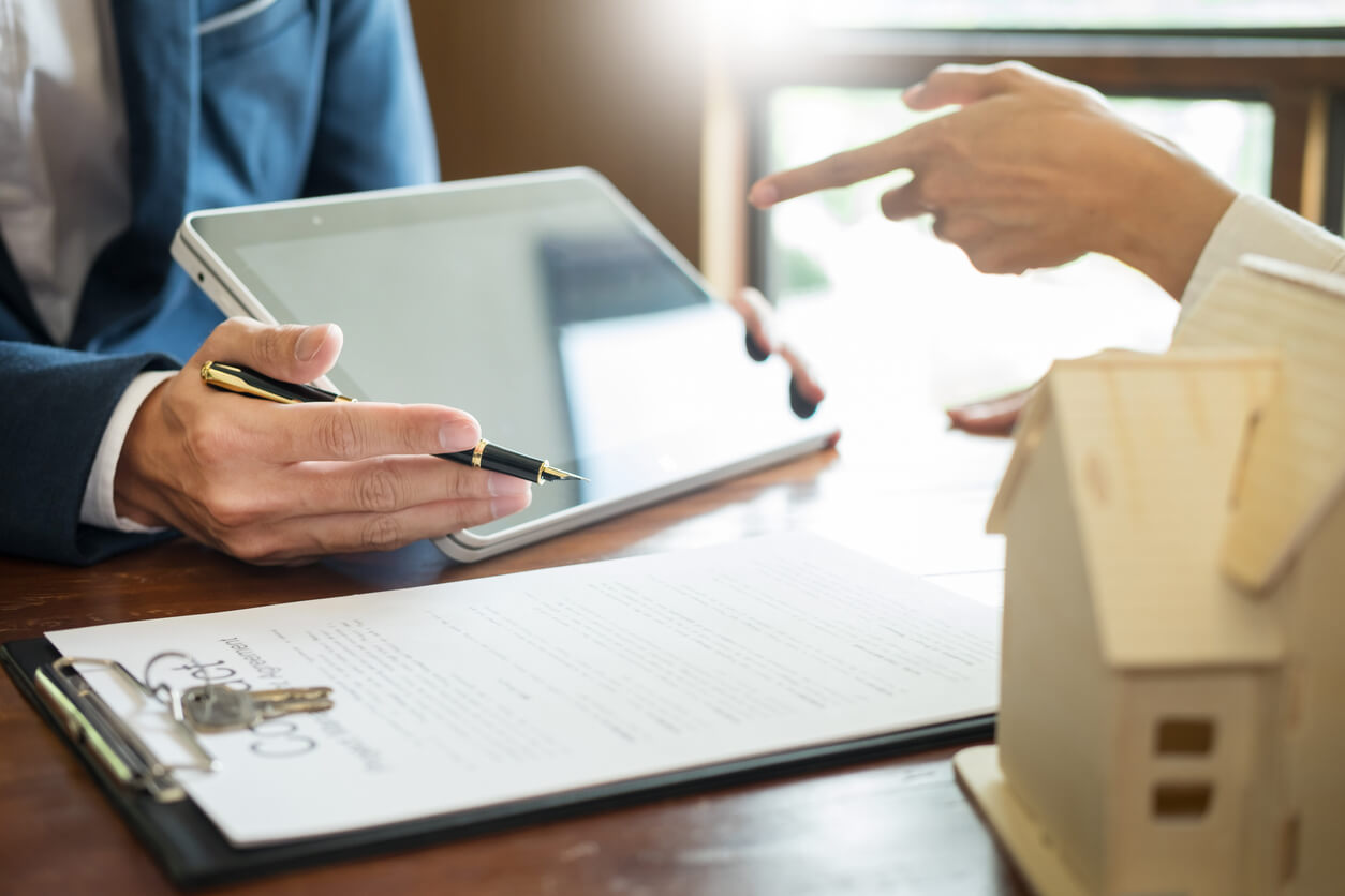 Deux personnes en discussion, échangeant des conseils pratiques pour optimiser le prêt de la SCI, en se concentrant sur l'apport, les garanties et les conditions de financement.