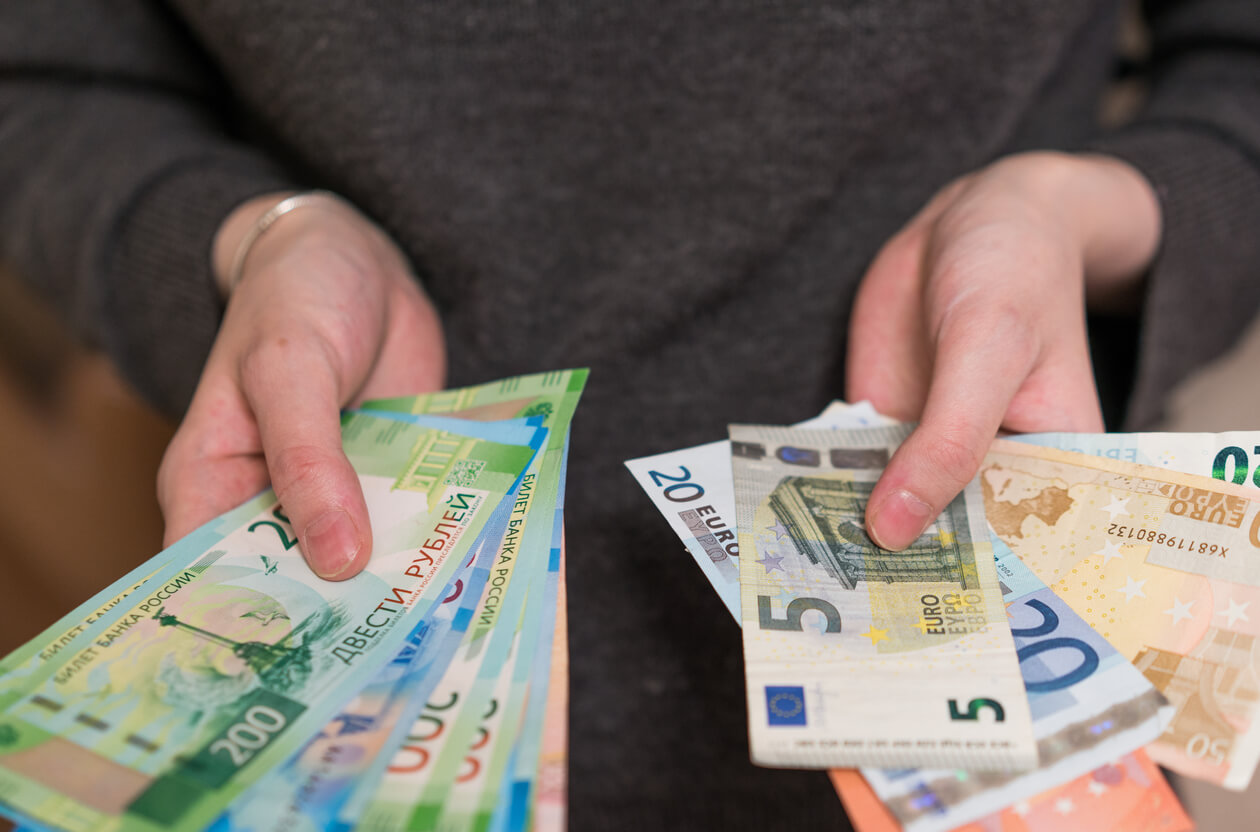 Des billets d'euros empilés symbolisant les gains potentiels liés au PEA, tout en mettant en avant l'importance de maîtriser la fiscalité du Plan d'Épargne en Actions pour optimiser les rendements sur le long terme.