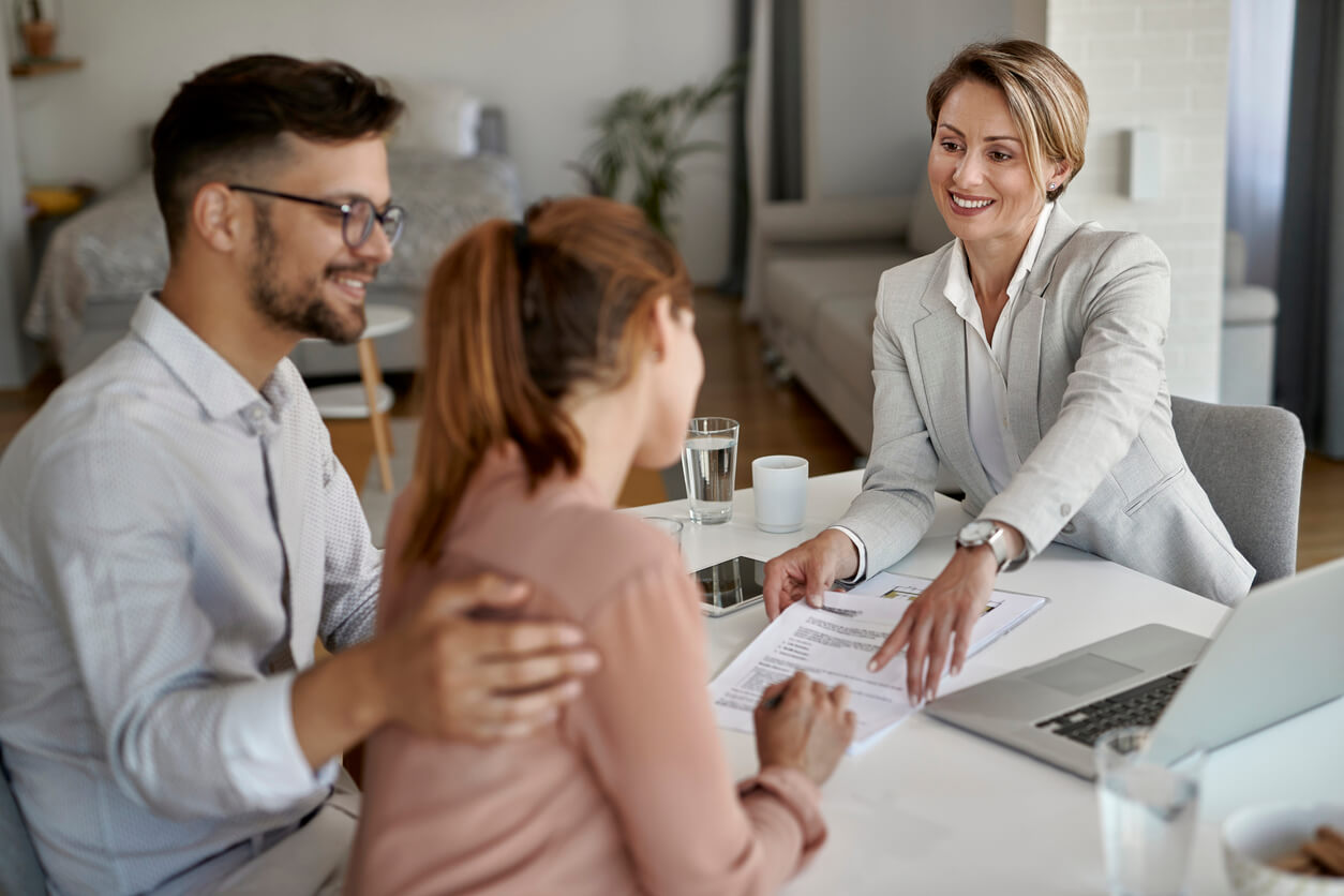 Un couple discutant avec un expert en gestion immobilière, soulignant les erreurs à éviter lors de la création et de la gestion d'une SCI familiale pour la location.