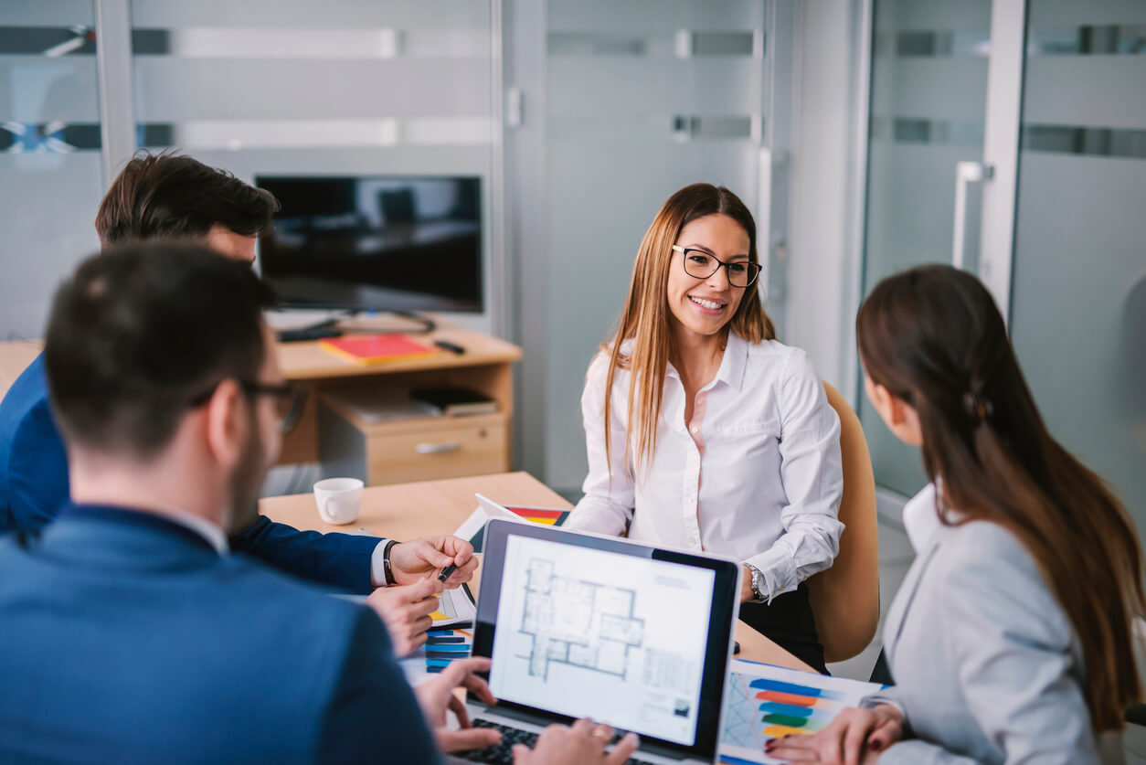 Groupe de personnes en réunion dans un bureau discutant des 4 façons d’investir dans une SCPI pour diversifier et optimiser leur patrimoine immobilier.