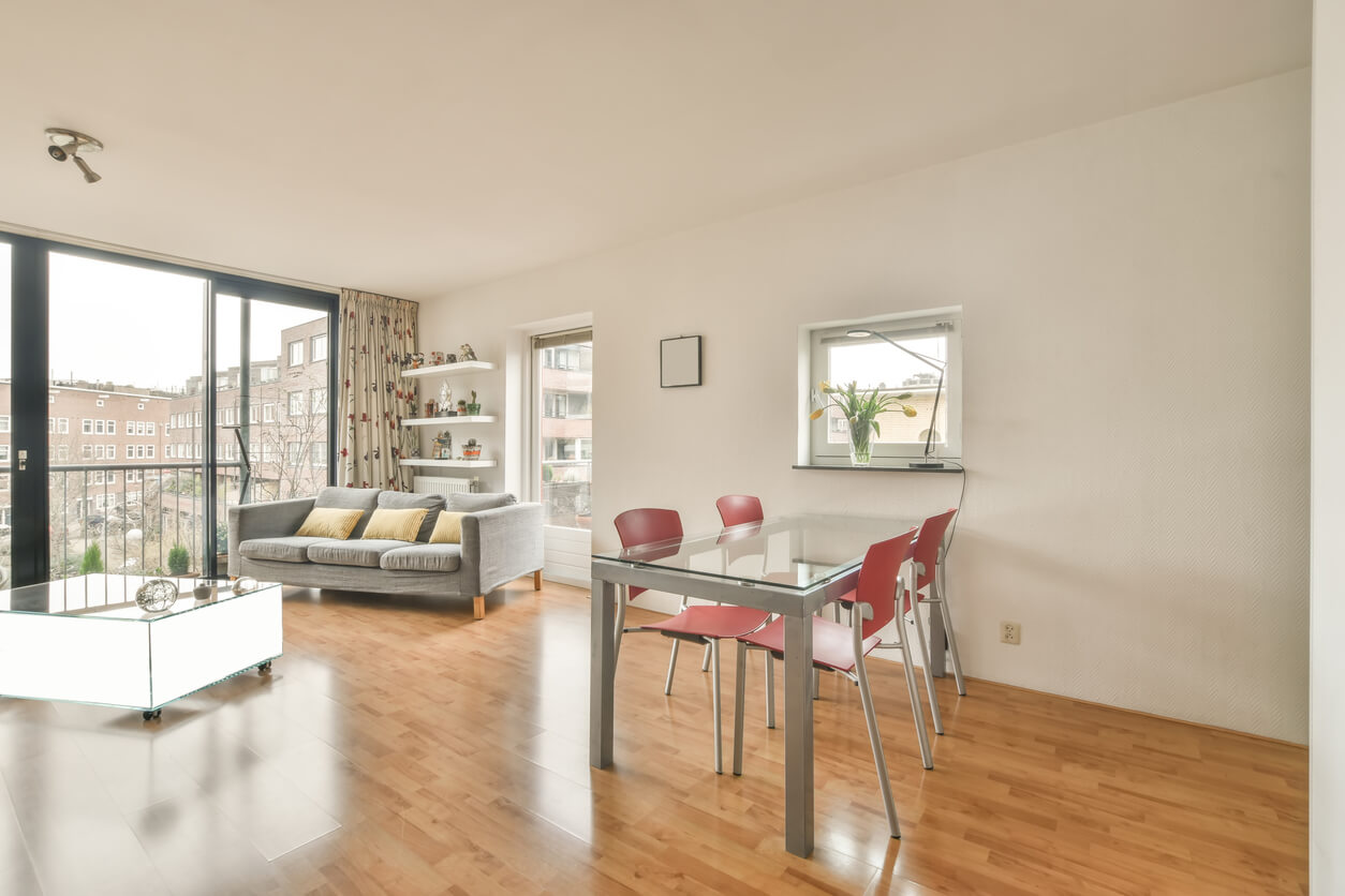 Salon lumineux et moderne d’un appartement à Nanterre, idéal pour un investissement locatif attractif, offrant confort et style pour les locataires urbains.