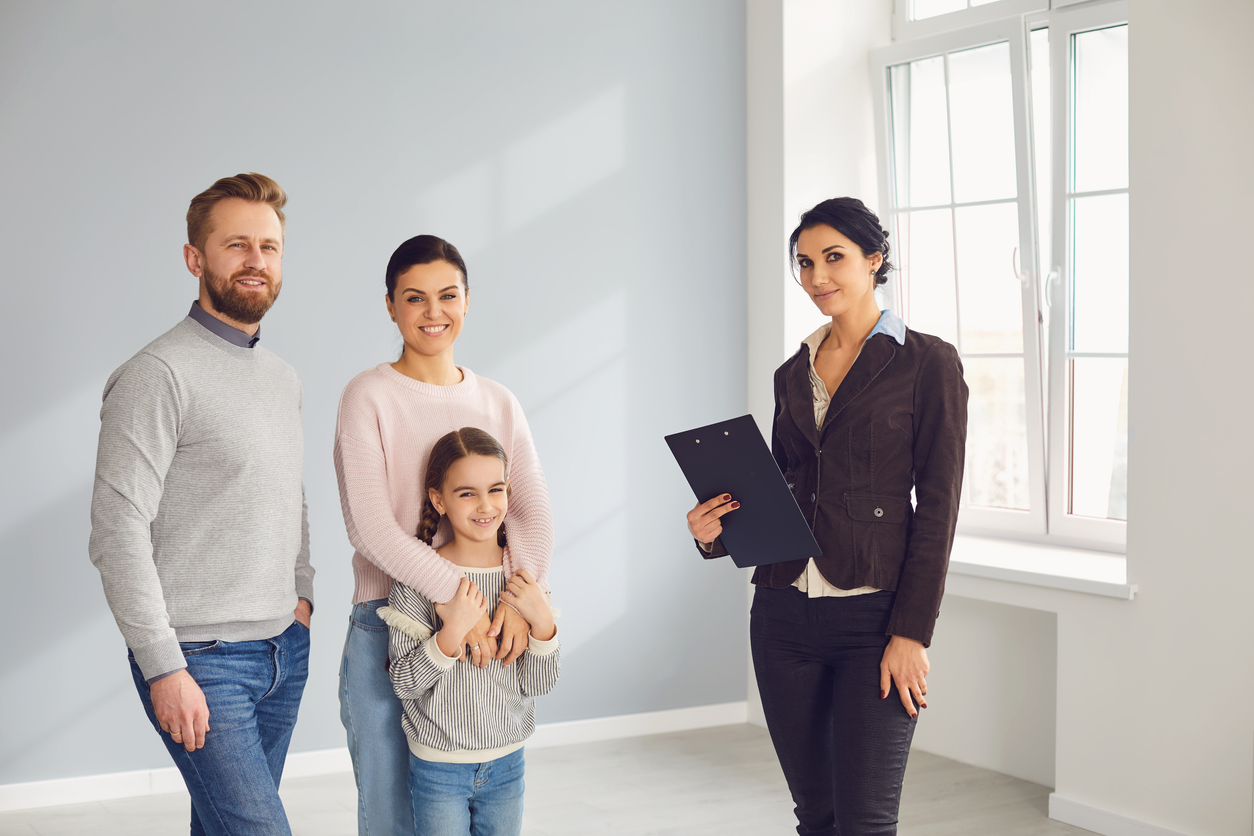 Une image de famille avec un expert SCI expliquant comment procéder à la donation de parts sociales d’une SCI, en suivant les étapes légales et fiscales nécessaires.