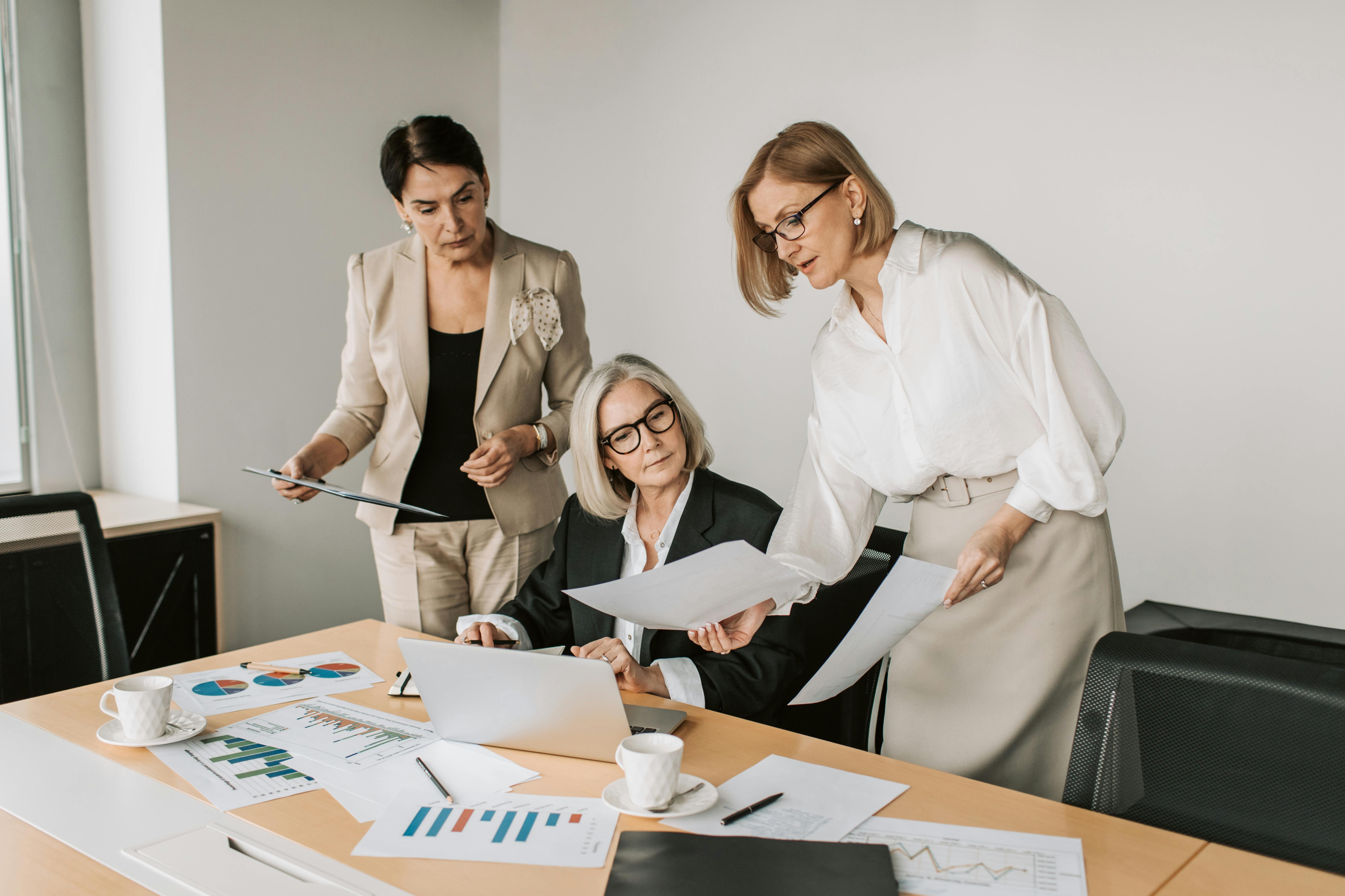 L'image montre 3 femmes en train de se réunir symbolisant dans cet article une négociation des prix des parts lors d'une succession ou une donation nécessitant une valorisation.