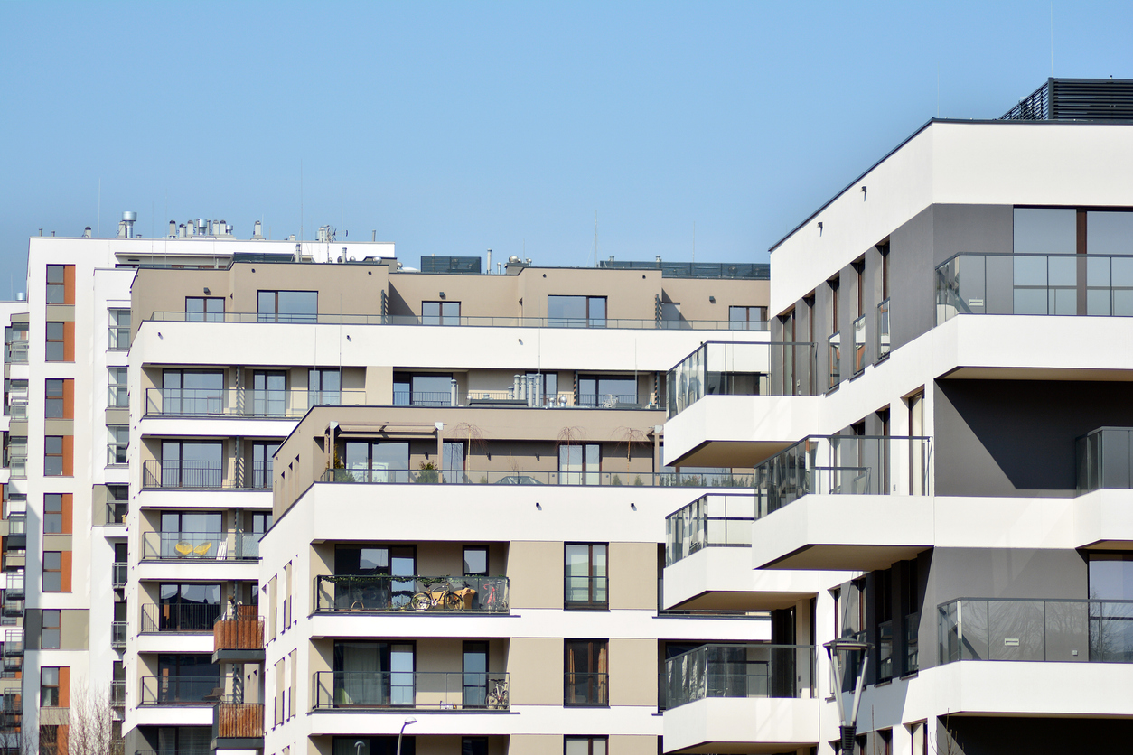 Vue d'un immeuble moderne, illustrant le concept de racheter sa maison en SCI, une solution efficace pour structurer son patrimoine immobilier et bénéficier d'avantages fiscaux