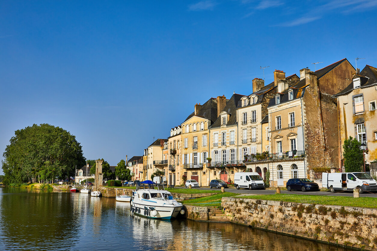 Vue de Redon depuis la Vilaine, offrant un panorama unique pour un investissement locatif Redon, idéal pour les projets immobiliers en bord de rivière