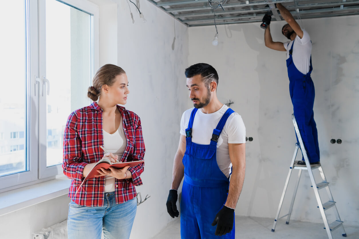 Des personnes réalisant des travaux de rénovation énergétique, symbolisant les opportunités fiscales offertes par le déficit foncier pour les propriétaires bailleurs