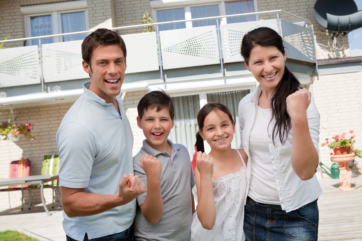 Une famille de quatre personnes, illustrant les démarches clés pour une succession réussie en SCI.