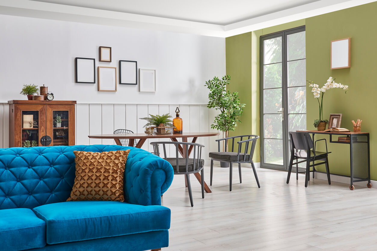 Salon cosy et moderne : parquet chaleureux, fauteuil douillet et lumière naturelle. Un intérieur idéal pour un investissement locatif Belfort