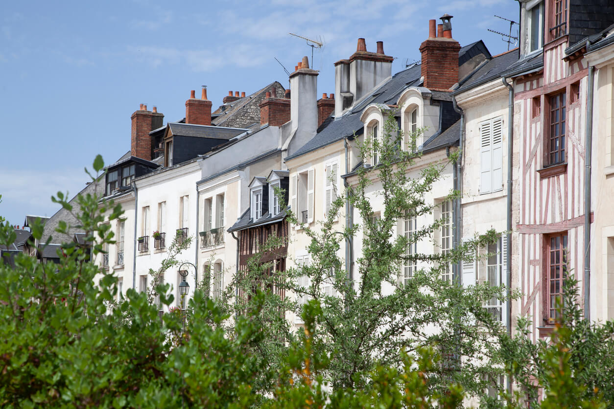 Un ensemble de logements variés, illustrant les opportunités offertes par la création d'une SCI (Société Civile Immobilière) pour l'achat immobilier, permettant de mutualiser les investissements et d'optimiser la gestion des biens