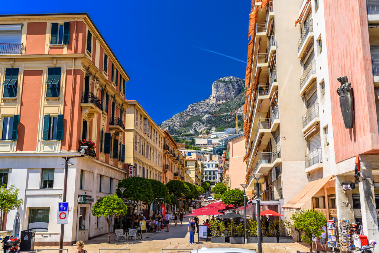 Vue d'une rue de La Condamine, quartier emblématique de Monte-Carlo.