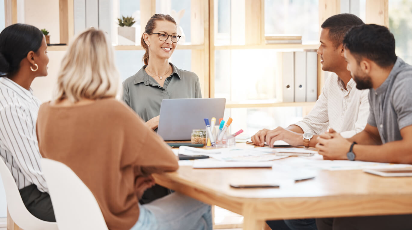 Des associés en pleine réunion autour d'une table, discutant des démarches pour créer une SCI avec ses parents afin d'acheter une maison. Une collaboration familiale stratégique pour optimiser la gestion et la transmission du patrimoine.