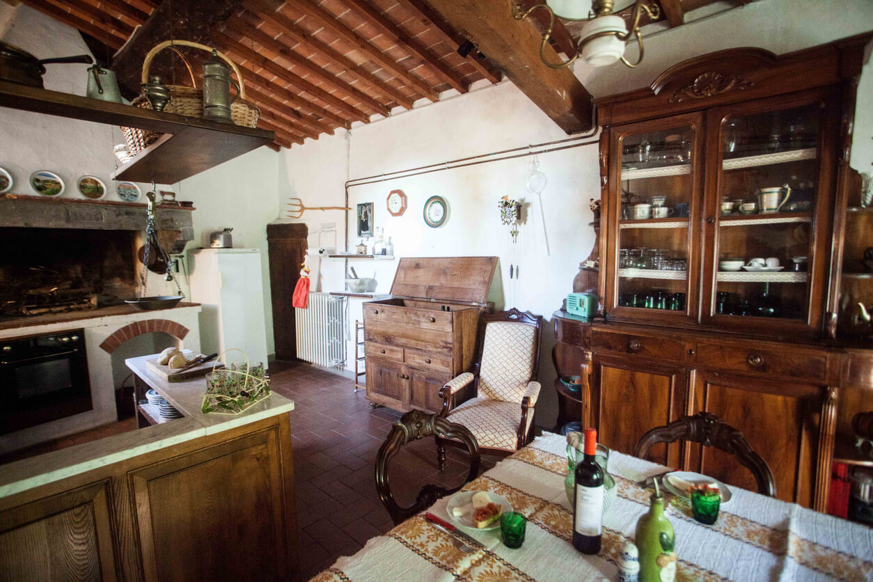 image d'ine salle au décoration rustique et vielle pour illustrer le mot clé durée amortissement lmnp ancien