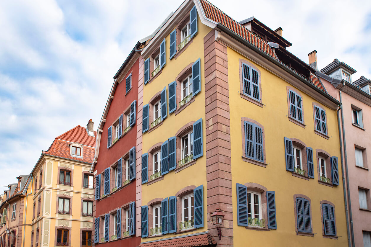 Deux maisons colorées, jaune et orange, témoignent du dynamisme du marché immobilier locatif à Belfort. Elles offrent un excellent potentiel pour l'investissement locatif Belfort