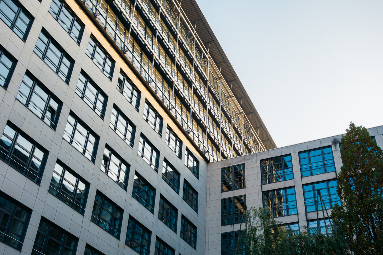 Immeubles modernes en verre représentant un siège social d'entreprise, symbolisant le changement d'adresse pour une SCI. Illustration de bureaux professionnels en ville, idéal pour un transfert de siège social vers une adresse stratégique.