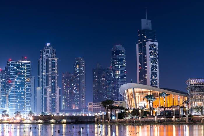 La ville de Dubai durant la nuit. Les lumières des grands bâtiments s'allument.