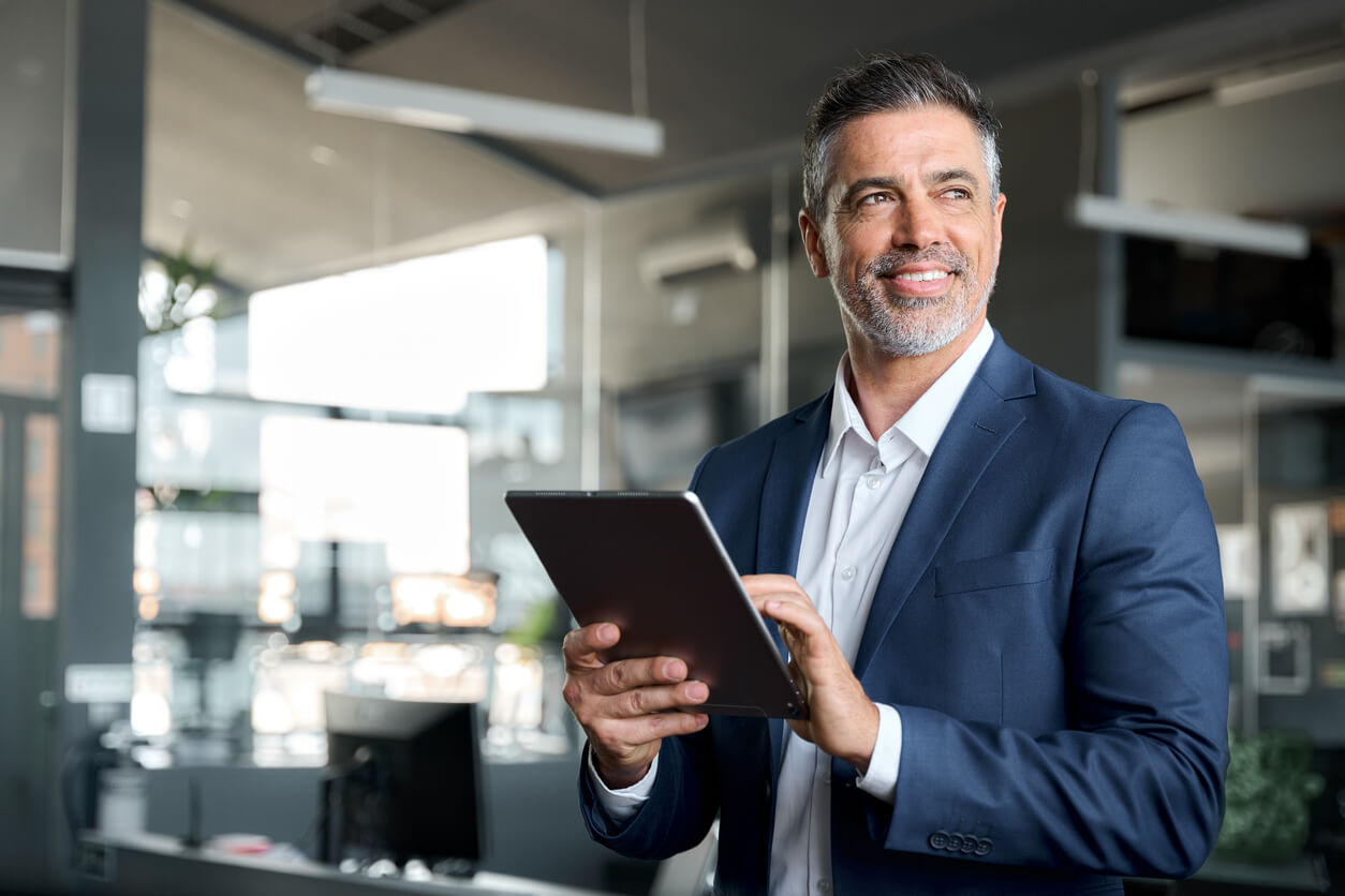 Un investisseur examine des opportunités de location en SCI sur sa tablette, symbolisant la gestion moderne et optimisée de son patrimoine immobilier.