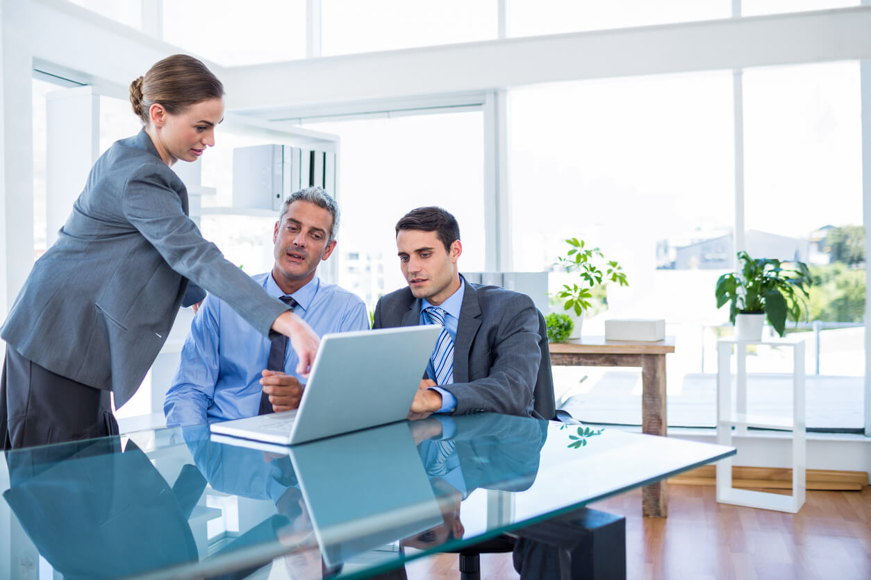 L'image montre une conversation professionnelle de trois personnes centrée sur les aspects juridiques et fiscaux du rachat de parts, dans un environnement de travail collaboratif et structuré.