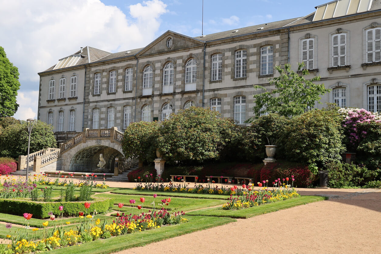 Le musée de Guéret entouré de jardins fleuris, un cadre attractif pour un investissement locatif Guéret, alliant patrimoine culturel et environnement agréable