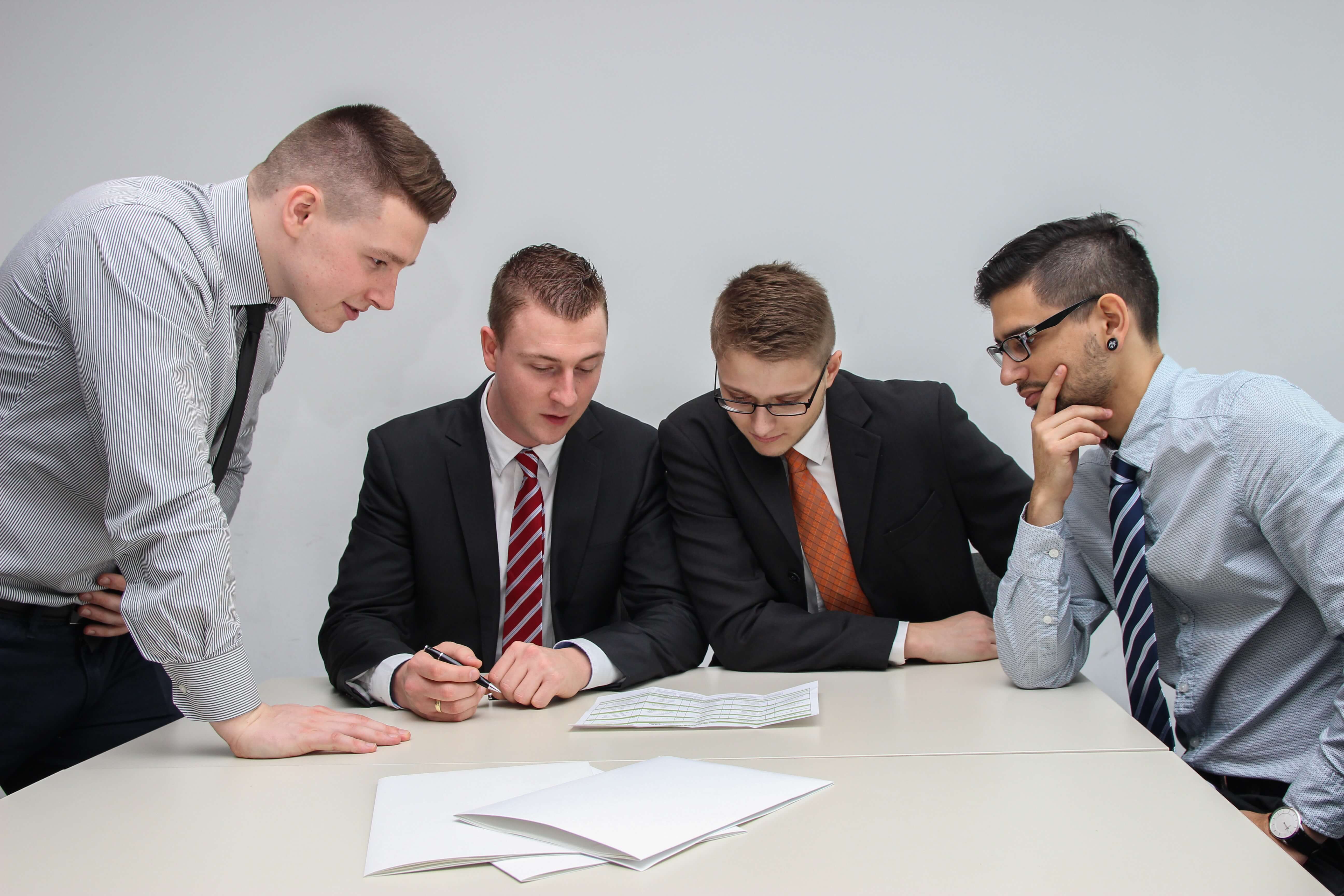 Hommes penchés sur des documents