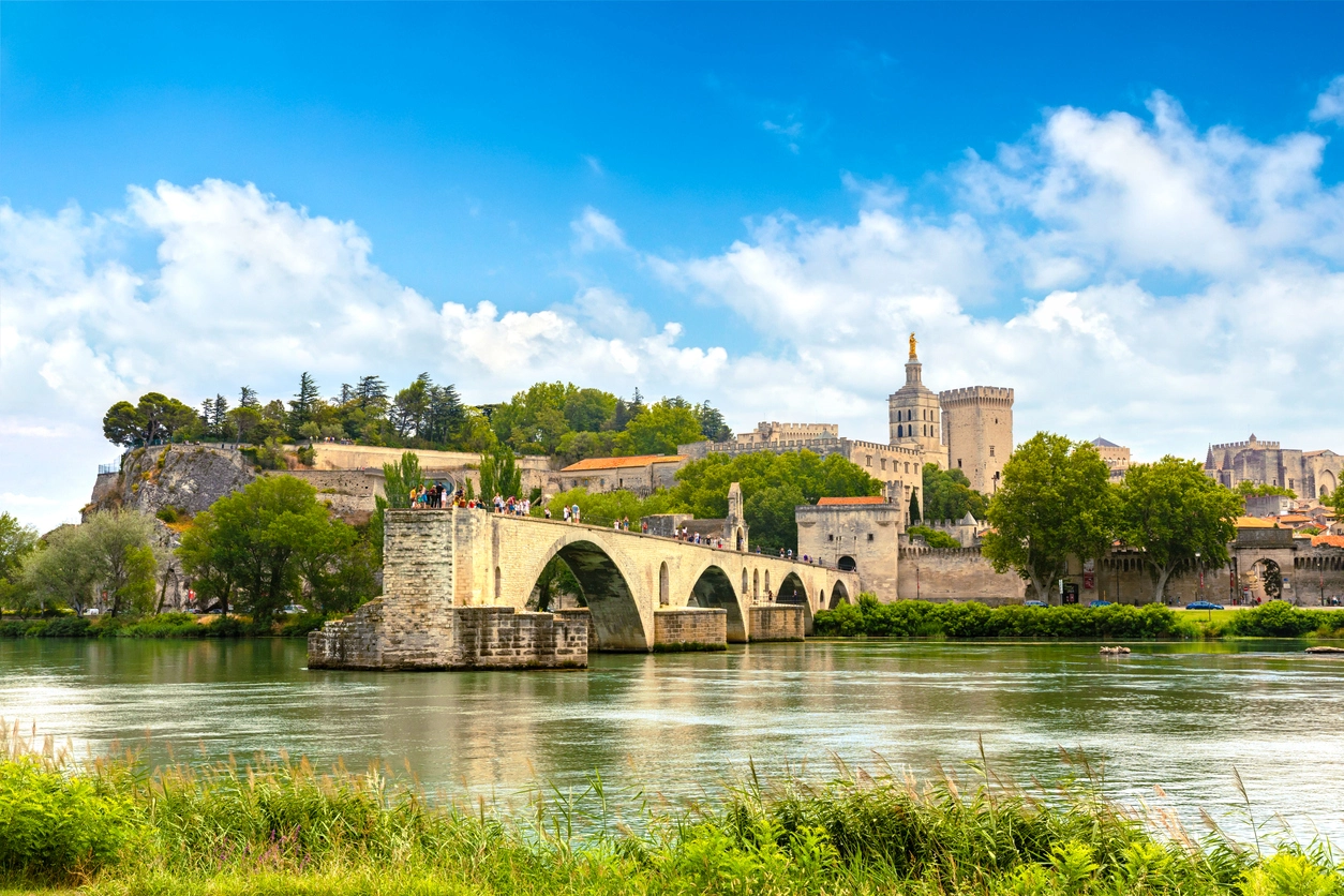 Le Pont Saint-Bénézet d'Avignon reflétant un patrimoine historique unique. L'image montre un cadre idéal pour un investissement locatif Avignon, combinant culture et attractivité touristique