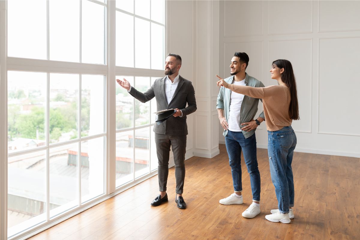 Image d'un couple discutant avec un expert en SCI commerciale, recevant des conseils pratiques sur la création et la gestion d'une société civile immobilière commerciale.