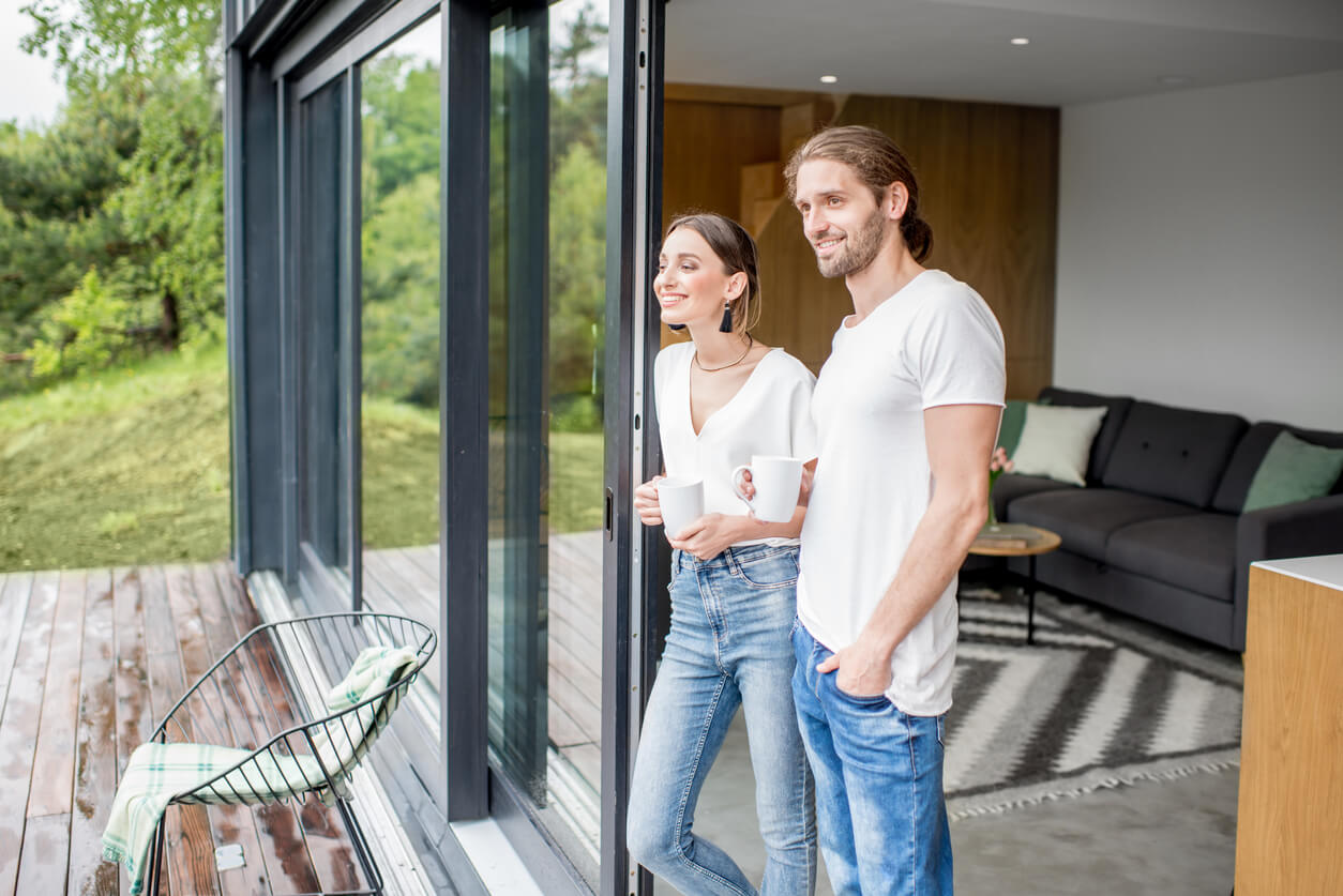 Cette scène symbolise les avantages de l'investissement en nue-propriété, qui leur a permis d'acquérir ce bien immobilier à moindre coût tout en préparant sereinement leur avenir et leur patrimoine.