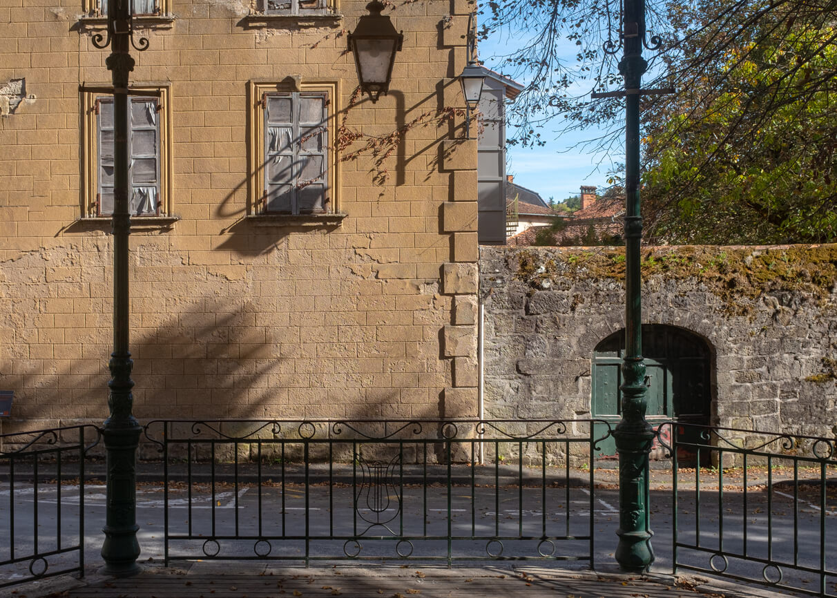 Scène de rue dans le quartier historique de Figeac, mettant en valeur l'authenticité des bâtiments anciens, idéale pour un investissement locatif Figeac